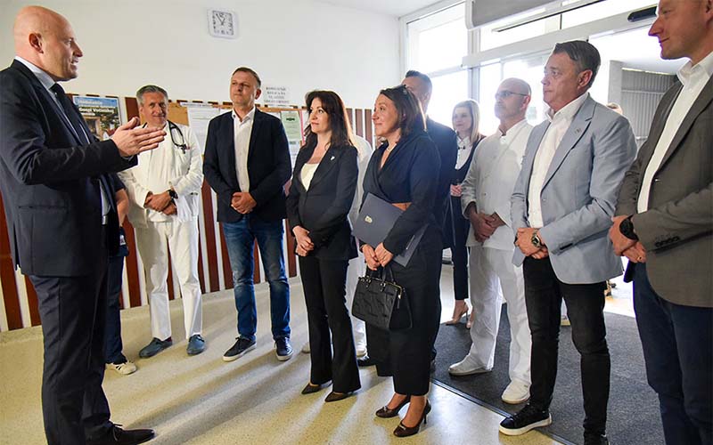 Suglasnost za magnetsku rezonanciju i pohvale za rad bolnice posjet ministrice zdravstva Irene Hrstić Našicama 01